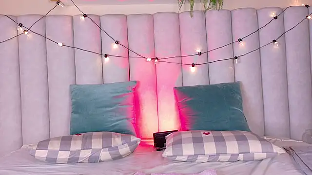 BriaConner  online show from 11/20/25, 02:56