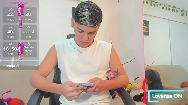 Snapshot of ryan_carter08 chatting on 11/21/25, 03:27 ryan carter08 online show from 11/21/25, 03:27