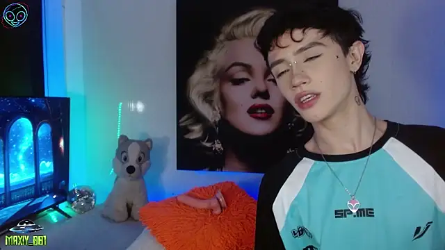 Snapshot of maxiy_001 chatting on 09/22/25, 03:52 maxiy 001 online show from 09/22/25, 03:52