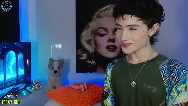 Snapshot of maxiy_001 chatting on 09/24/25, 03:32 maxiy 001 online show from 09/24/25, 03:32