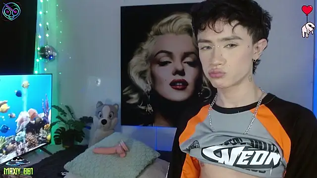 maxiy 001 online show from 05/17/26, 02:20