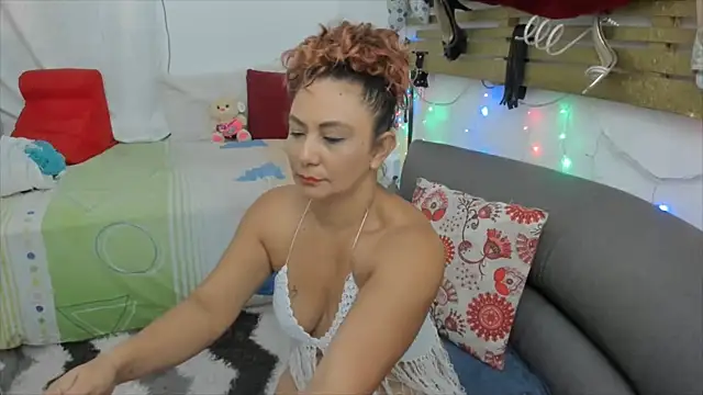 Snapshot of KeiraQuen chatting on 09/28/25, 05:18 KeiraQuen online show from 09/28/25, 05:18