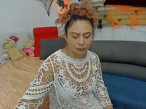 Snapshot of KeiraQuen chatting on 10/13/25, 02:50 KeiraQuen online show from 10/13/25, 02:50