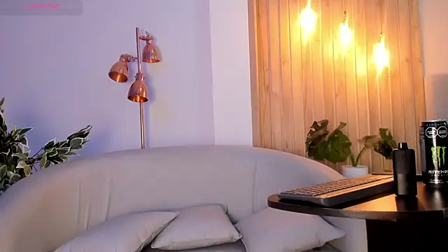 AriRobert  online show from 09/17/25, 04:03