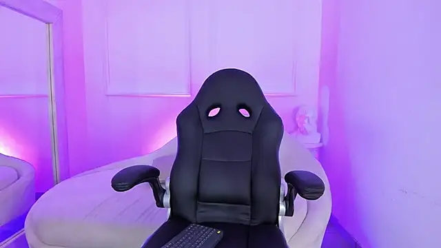 Snapshot of Hanna_Moonlight_ chatting on 02/04/25, 07:55 Hanna Moonlight online show from 02/04/25, 07:55