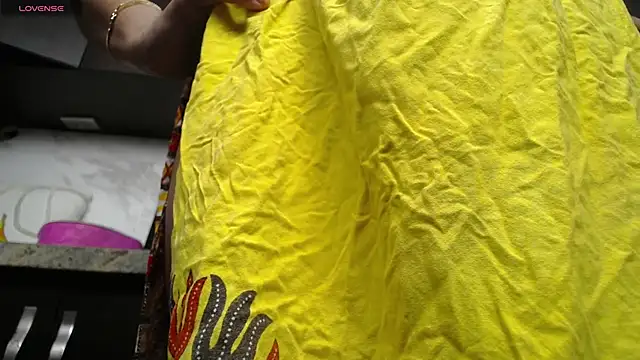 iniyalaboni online show from 10/17/25, 08:00