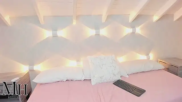 Snapshot of MizzHell chatting on 11/12/25, 12:49 MizzHell online show from 11/12/25, 12:49