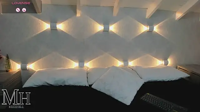 Snapshot of MizzHell chatting on 12/14/25, 01:05 MizzHell online show from 12/14/25, 01:05