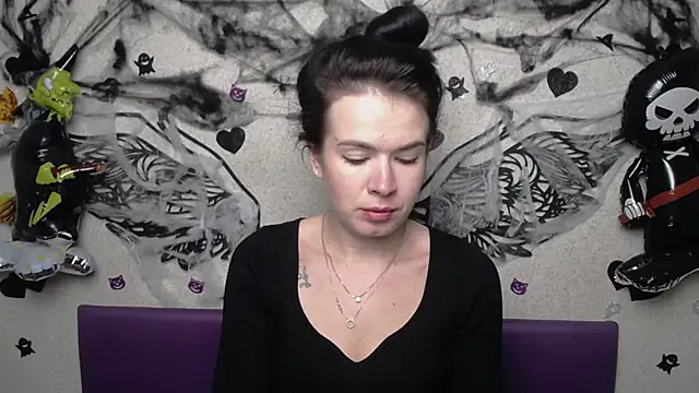 JasmineKouch online show from 10/31/25, 06:09