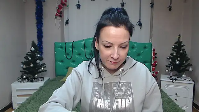 ElizabethSho online show from 12/28/24, 01:08