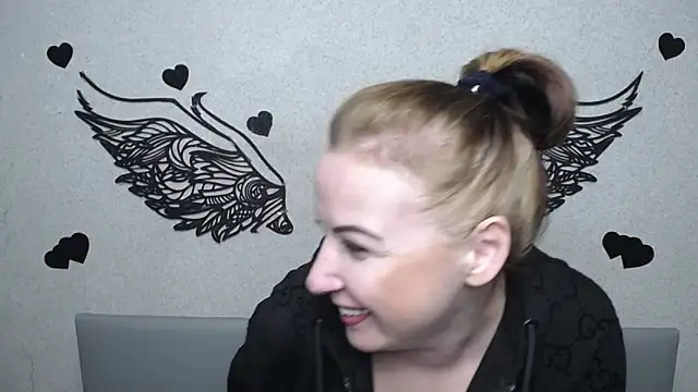 Snapshot of ElizabethSho chatting on 05/16/26, 05:12 ElizabethSho online show from 05/16/26, 05:12
