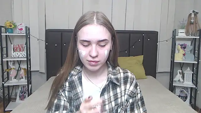 LauraHlot online show from 10/13/25, 05:40