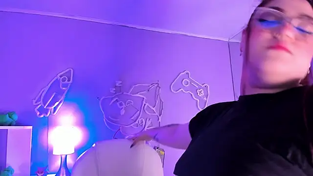 Snapshot of Camiila_Osorio chatting on 11/21/25, 03:22 Camiila Osorio online show from 11/21/25, 03:22