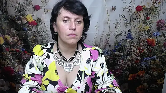 LuciaMii online show from 10/16/25, 05:14