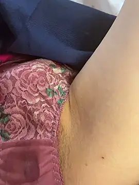 Snapshot of alice__1111 chatting on 11/23/25, 11:32 alice 1111 online show from 11/23/25, 11:32