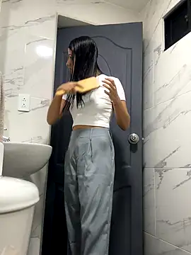 Snapshot of Arilw chatting on 10/02/25, 01:07 Arilw online show from 10/02/25, 01:07