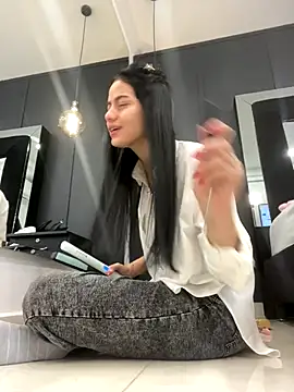 Snapshot of ariel_jonees chatting on 12/15/25, 03:05 ariel jonees online show from 12/15/25, 03:05