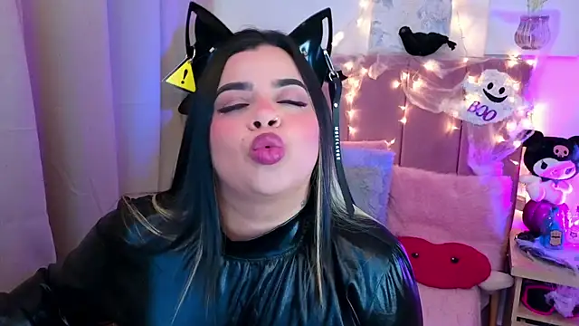 Snapshot of MiahJoness chatting on 10/31/25, 02:01 MiahJoness online show from 10/31/25, 02:01