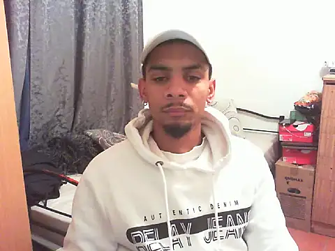 Snapshot of 29YOURZ_28_ chatting on 09/17/25, 09:16 29YOURZ 28  online show from 09/17/25, 09:16