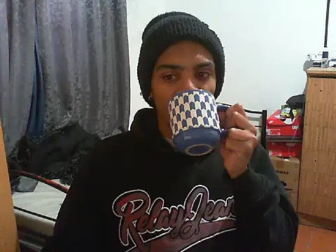 Snapshot of 29YOURZ_28_ chatting on 09/19/25, 06:48 29YOURZ 28  online show from 09/19/25, 06:48