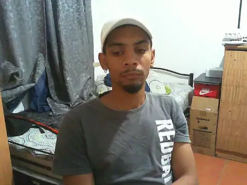 Snapshot of 29YOURZ_28_ chatting on 09/25/25, 05:11 29YOURZ 28  online show from 09/25/25, 05:11