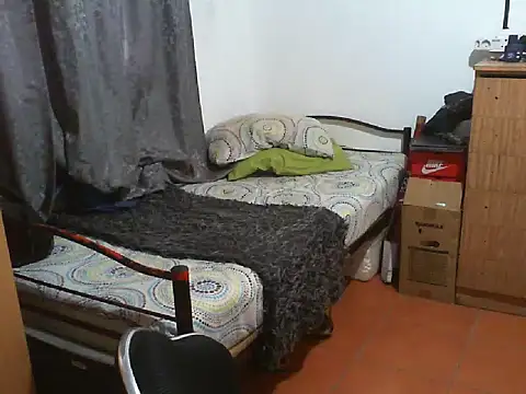 Snapshot of 29YOURZ_28_ chatting on 10/01/25, 08:53 29YOURZ 28  online show from 10/01/25, 08:53