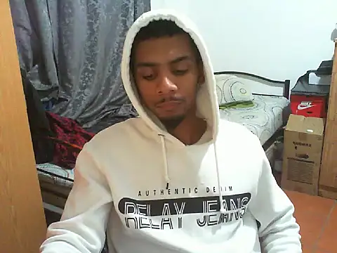 Snapshot of 29YOURZ_28_ chatting on 10/04/25, 04:16 29YOURZ 28  online show from 10/04/25, 04:16