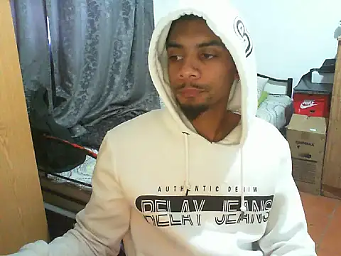 Snapshot of 29YOURZ_28_ chatting on 10/06/25, 08:34 29YOURZ 28  online show from 10/06/25, 08:34