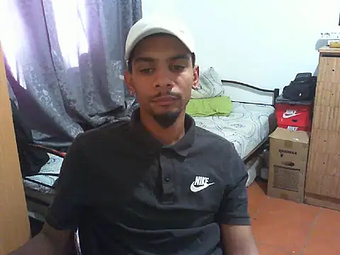 Snapshot of 29YOURZ_28_ chatting on 10/10/25, 01:10 29YOURZ 28  online show from 10/10/25, 01:10