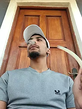 Snapshot of 29YOURZ_28_ chatting on 10/12/25, 03:33 29YOURZ 28  online show from 10/12/25, 03:33