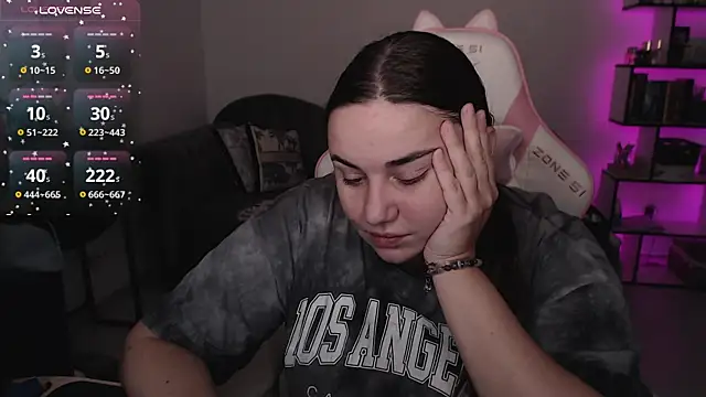 Snapshot of SexyWitch_666 chatting on 10/20/25, 08:37 SexyWitch 666 online show from 10/20/25, 08:37