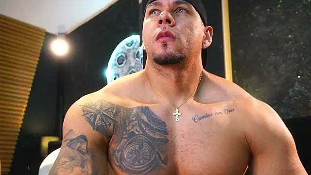 Snapshot of MassimoWalton2 chatting on 11/05/25, 12:05 MassimoWalton2 online show from 11/05/25, 12:05