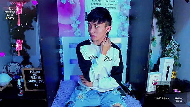 juniior 2311  online show from 02/19/25, 12:03