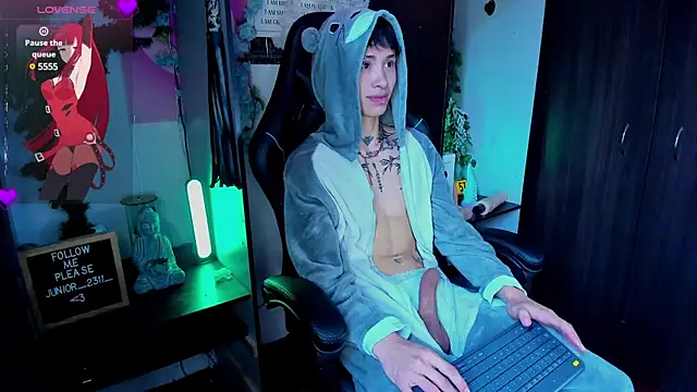 juniior 2311  online show from 03/14/25, 02:30