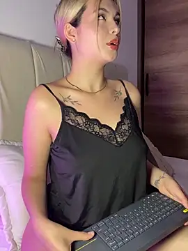 Snapshot of Odett_ chatting on 10/21/25, 02:45 Odett online show from 10/21/25, 02:45