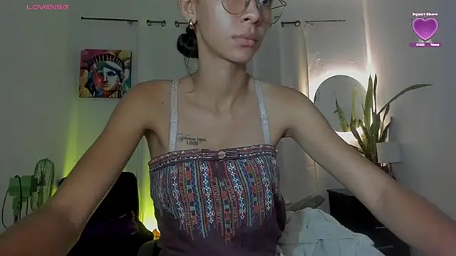 Snapshot of Sophie_sweett19 chatting on 02/25/26, 02:21 Sophie sweett19 online show from 02/25/26, 02:21