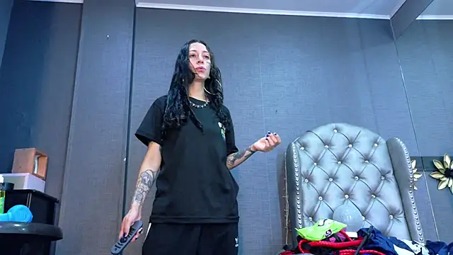 Snapshot of LusstCruella chatting on 12/18/25, 03:40 LusstCruella online show from 12/18/25, 03:40