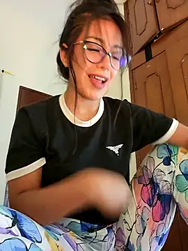 Snapshot of Lau1127 chatting on 10/25/25, 03:25 Lau1127 online show from 10/25/25, 03:25