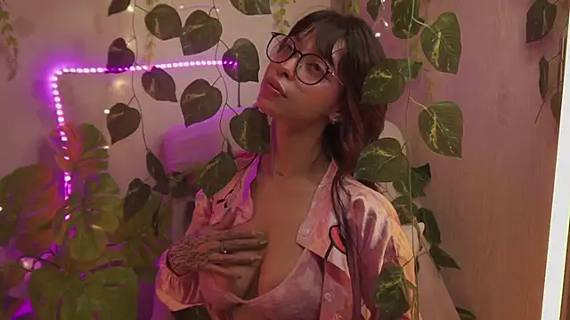 Snapshot of Kitty_arts chatting on 12/02/24, 10:56 Kitty arts online show from 12/02/24, 10:56