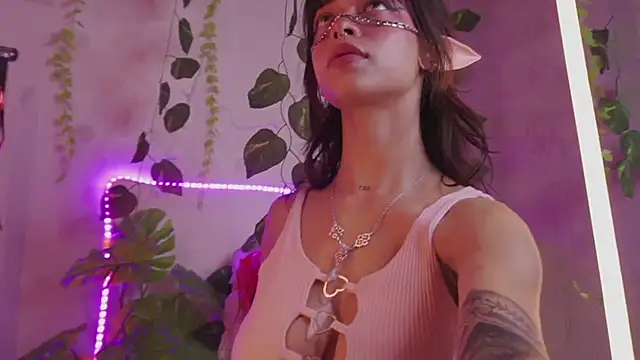 Snapshot of Kitty_arts chatting on 12/05/24, 08:00 Kitty arts online show from 12/05/24, 08:00