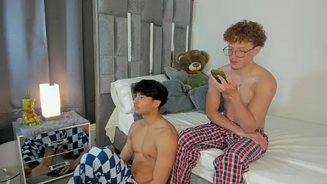 Snapshot of All3ssandr0 chatting on 10/20/25, 04:07 All3ssandr0 online show from 10/20/25, 04:07