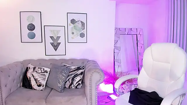 Snapshot of kendaall_jenner_ chatting on 01/17/25, 07:30 kendaall jenner  online show from 01/17/25, 07:30