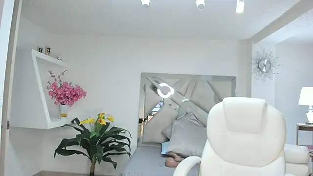 Snapshot of kendaall_jenner_ chatting on 02/01/25, 10:37 kendaall jenner  online show from 02/01/25, 10:37