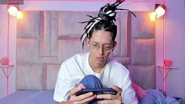 manu vera online show from 03/19/25, 04:34