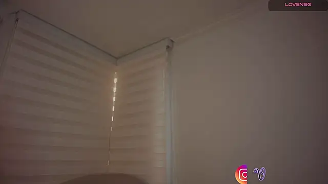 venusleroy  online show from 10/21/25, 09:48