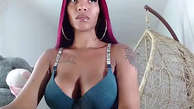 Snapshot of ebonyhotcats90 chatting on 09/15/25, 10:43 ebonyhotcats90 online show from 09/15/25, 10:43