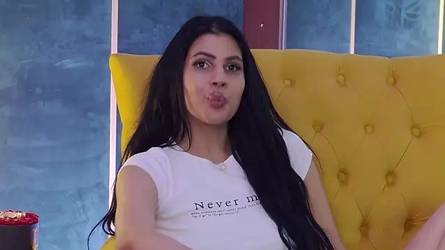 Snapshot of GiuliaHarvey chatting on 03/06/25, 01:37 GiuliaHarvey online show from 03/06/25, 01:37