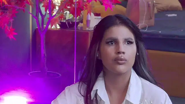 Snapshot of GiuliaHarvey chatting on 09/18/25, 12:01 GiuliaHarvey online show from 09/18/25, 12:01