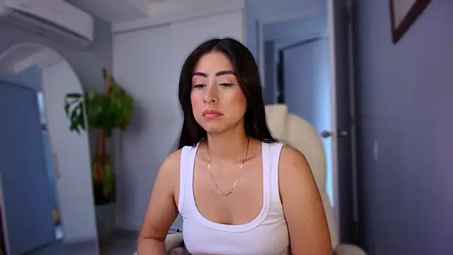 Snapshot of auroracaruso11 chatting on 10/04/25, 08:18 auroracaruso11 online show from 10/04/25, 08:18