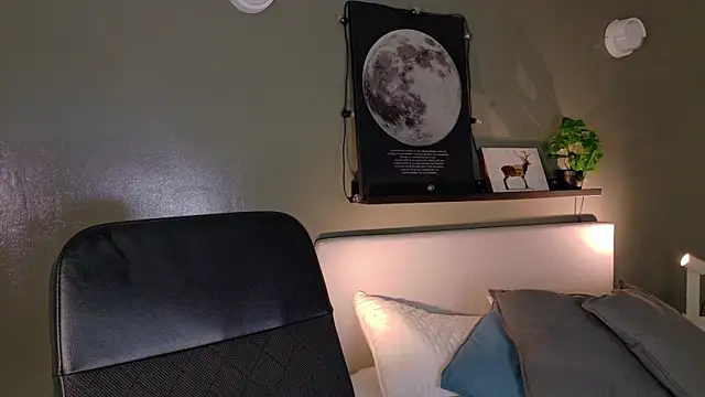 ParisFox  online show from 10/21/25, 07:36